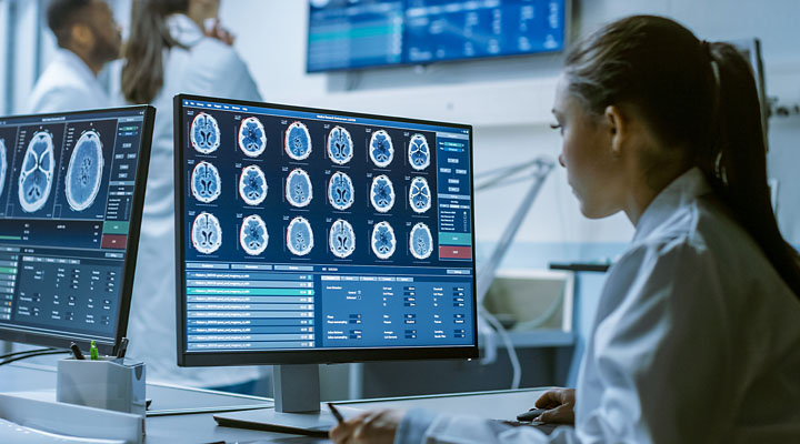 Profesional médico analizando imágenes diagnósticas con IA